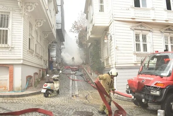 Beşiktaş’ta yanan bina çöktü!